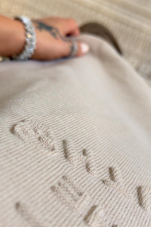 Kabartma Yazı Detaylı Çelik Örgü Kapüşonlu Sweet Koyu Bej Renk