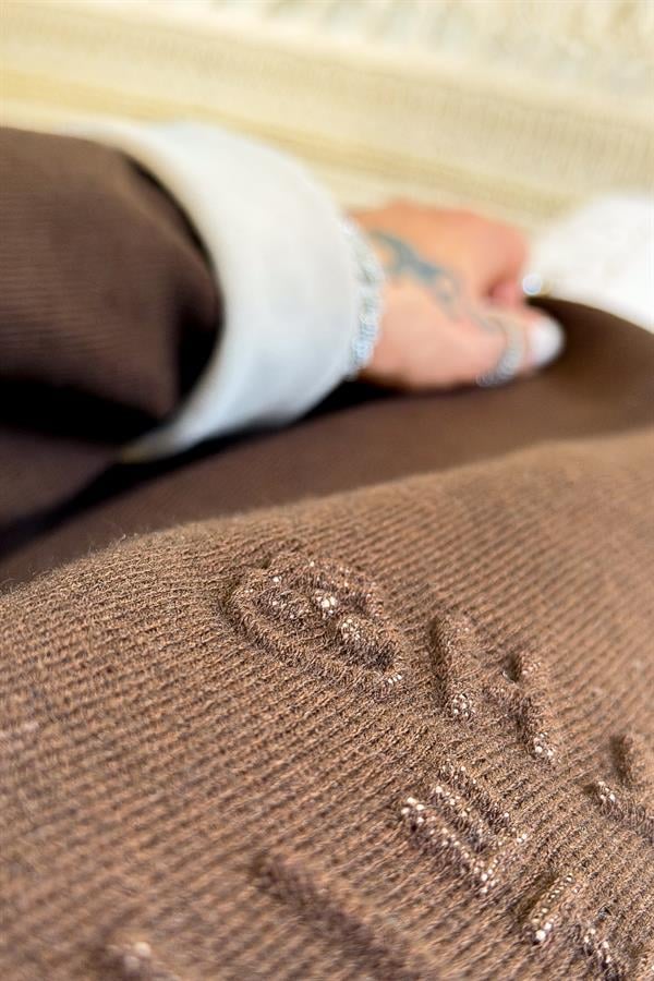 Kabartma Yazı Detaylı Çelik Örgü Kapüşonlu Sweet Acı Kahve Renk