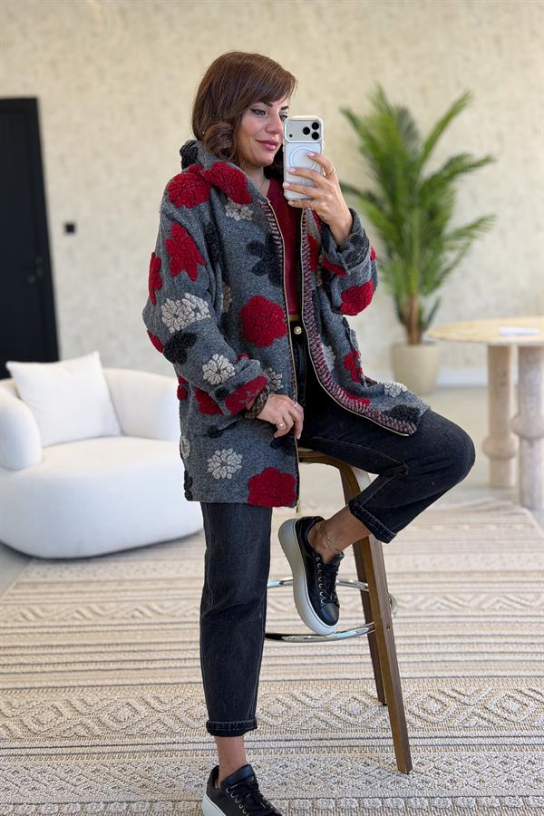 Kabartmalı Çiçek Detaylı Keçe Kaban Gri Renk