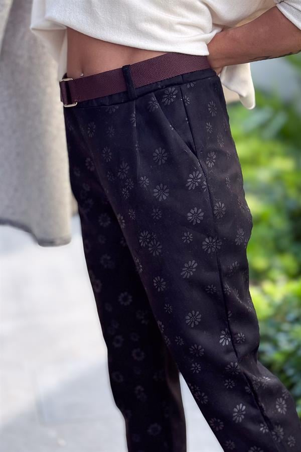 Kahve Kemerli Papatya Baskılı Güderi Pantolon Siyah Renk