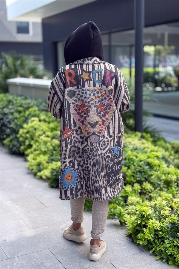 Kaplan Desenli Kapüşonlu Uzun Keçe Kaban Bej Renk