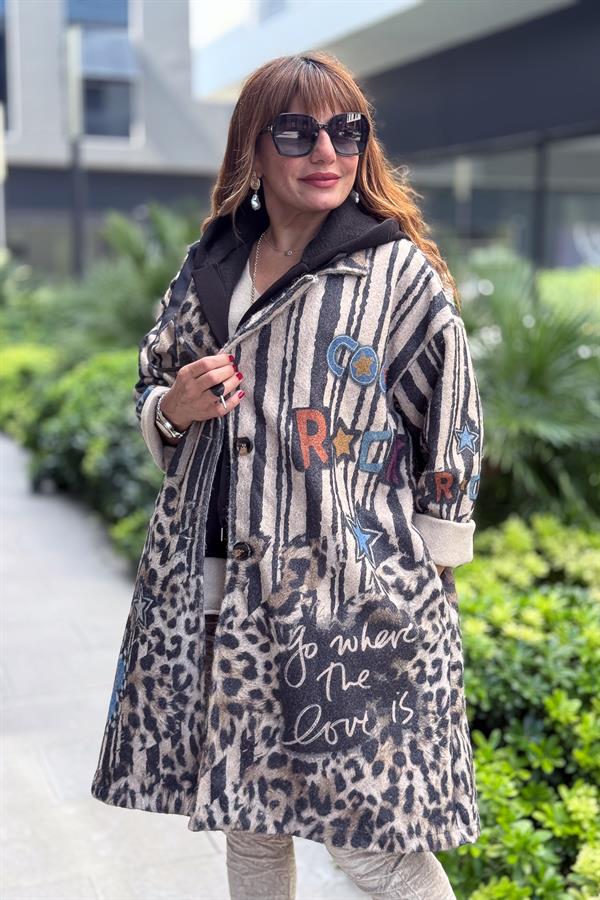 Kaplan Desenli Kapüşonlu Uzun Keçe Kaban Bej Renk