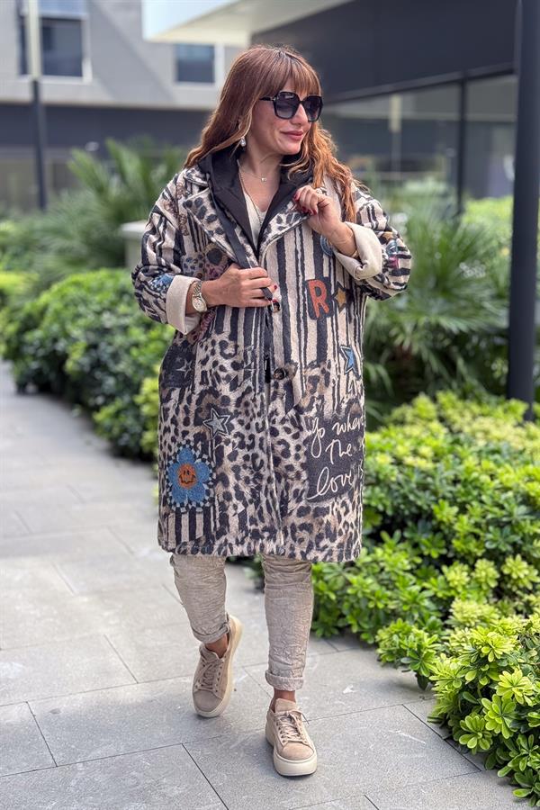 Kaplan Desenli Kapüşonlu Uzun Keçe Kaban Bej Renk