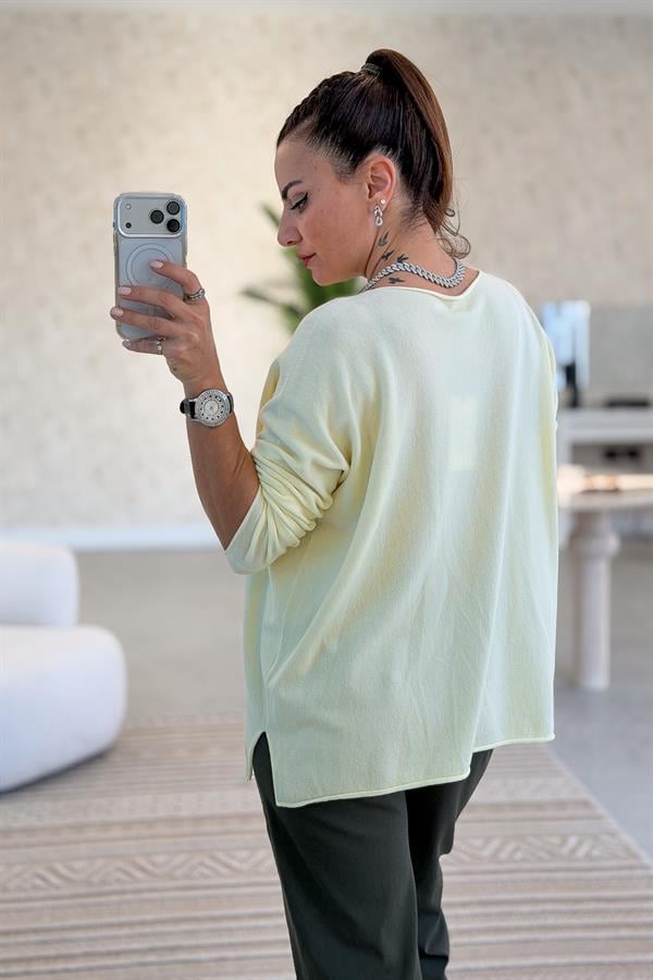 Kayık Yaka Kuzu Yünü Triko Limon Sarı Renk