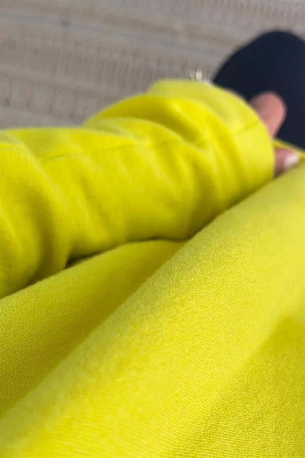 Kayık Yaka Kuzu Yünü Triko Neon Sarı Renk