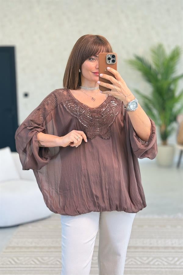 Kelebek Nakış Dantelli İpek Bluz Acı Kahve Renk