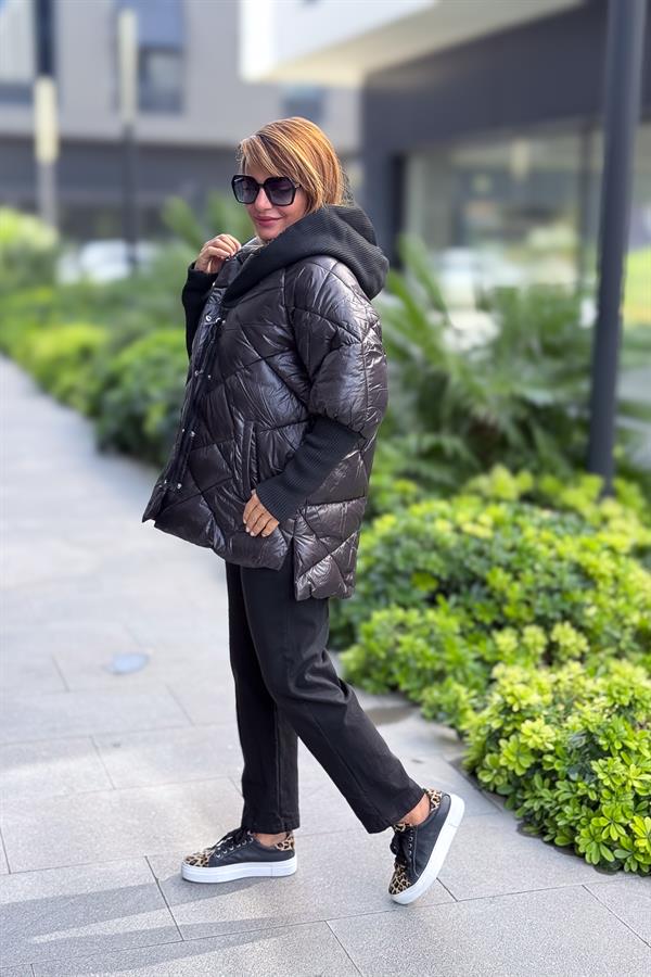 Kolları Ve Kapüşonu Trikolu Baklava Desenli Mont Siyah Renk