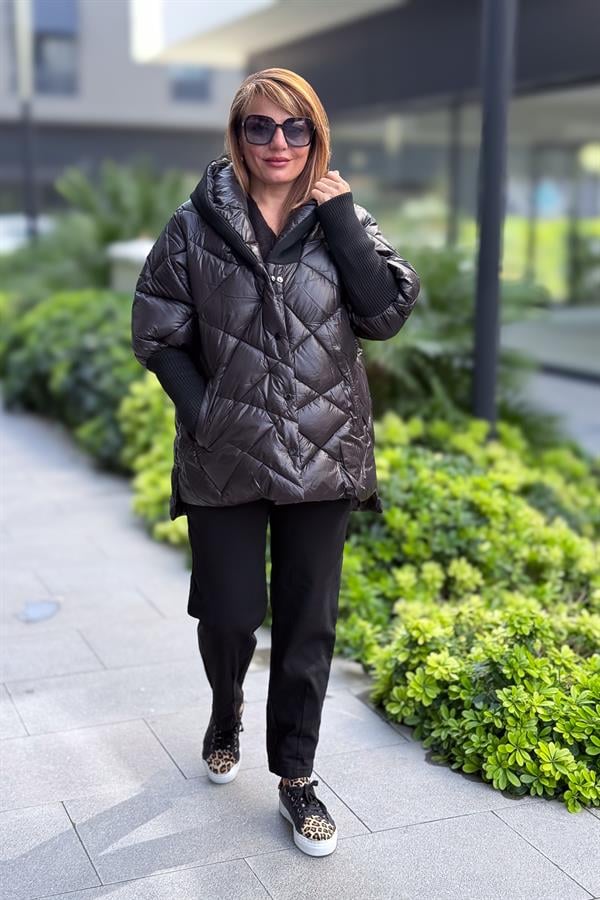 Kolları Ve Kapüşonu Trikolu Baklava Desenli Mont Siyah Renk