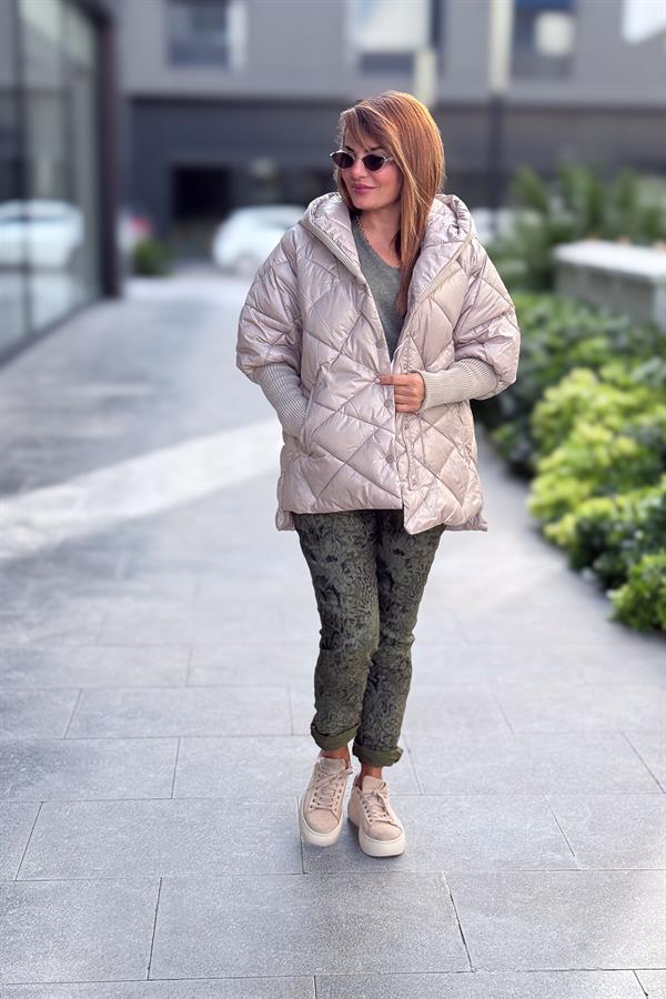 Kolları Ve Kapüşonu Trikolu Baklava Desenli Mont Taş Renk