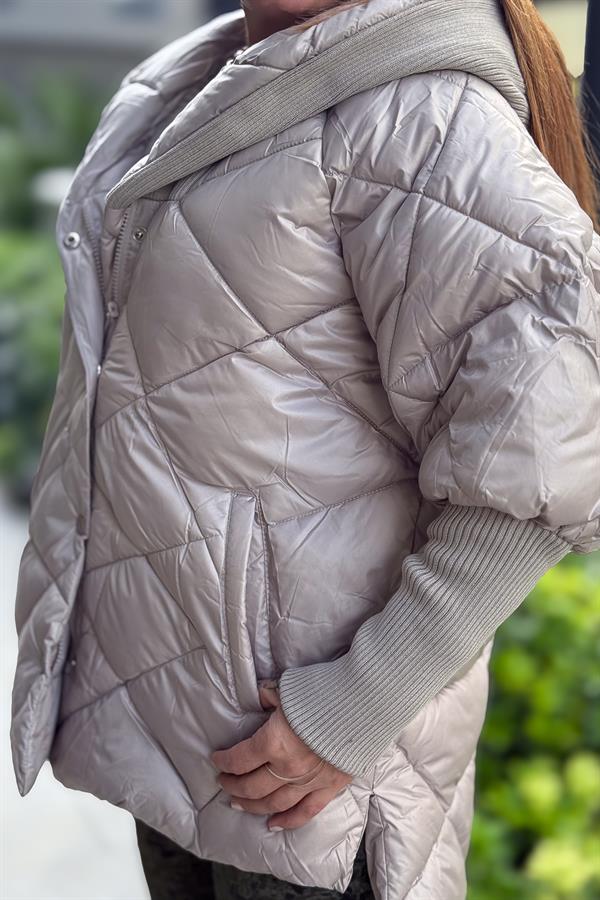 Kolları Ve Kapüşonu Trikolu Baklava Desenli Mont Taş Renk