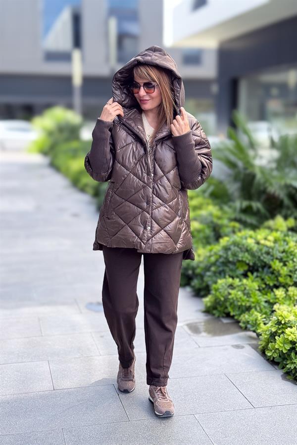 Kolları Ve Kapüşonu Trikolu Baklava Desenli Mont Acı Kahve Renk