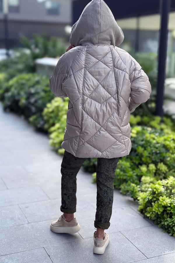 Kolları Ve Kapüşonu Trikolu Baklava Desenli Mont Taş Renk