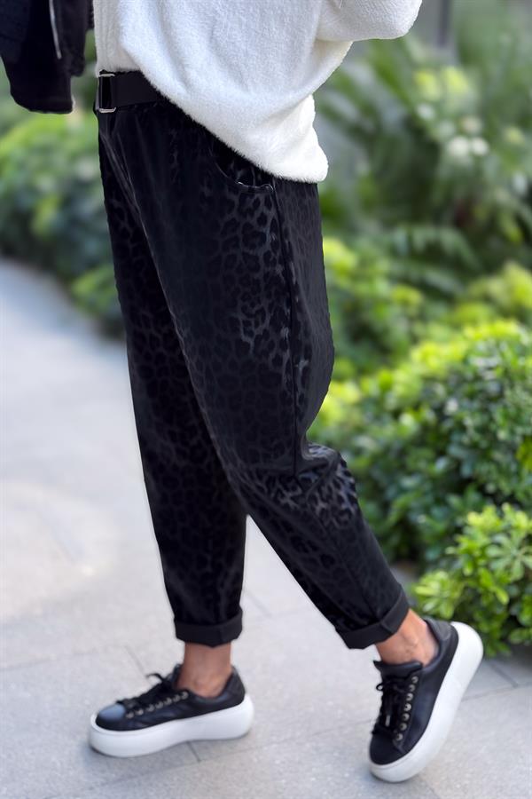 Leopar Desenli Deri Görünümlü Pantolon Siyah Renk