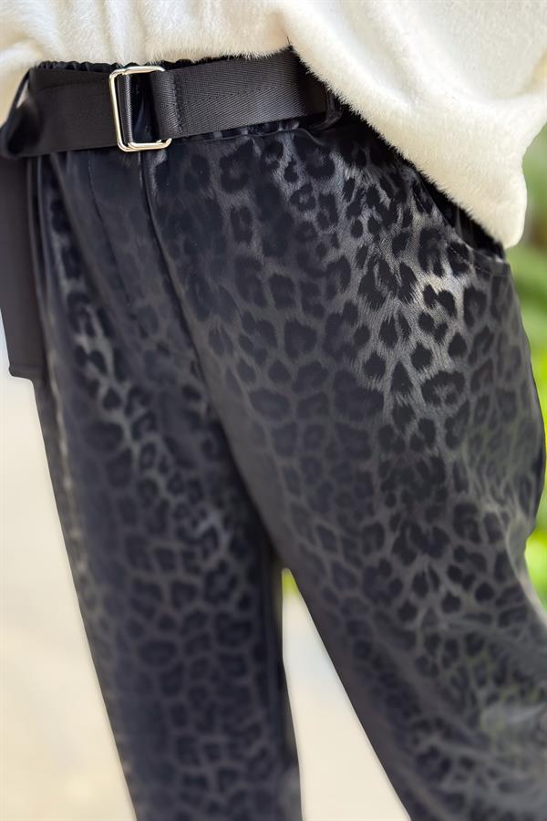 Leopar Desenli Deri Görünümlü Pantolon Siyah Renk