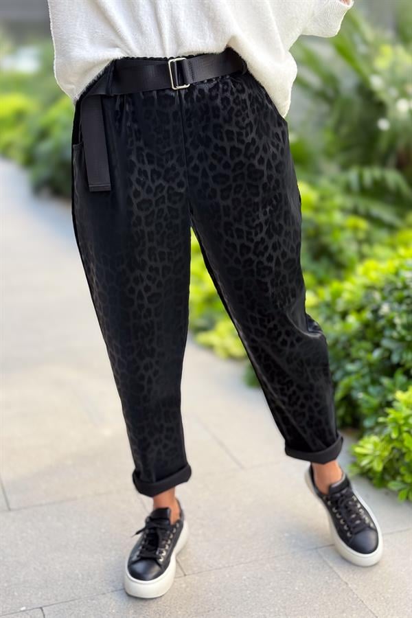 Leopar Desenli Deri Görünümlü Pantolon Siyah Renk