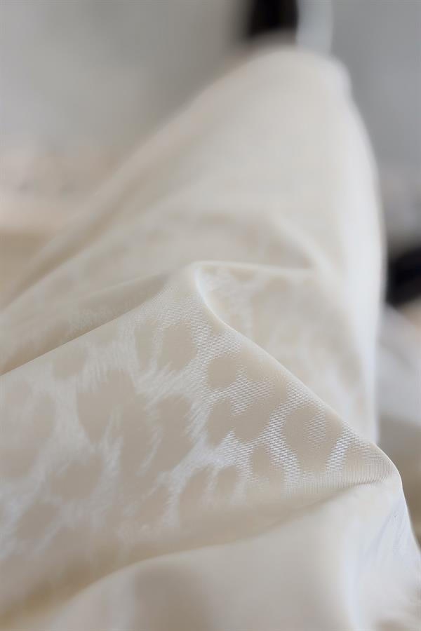 Leopar Desenli Deri Görünümlü Pantolon Bej Renk