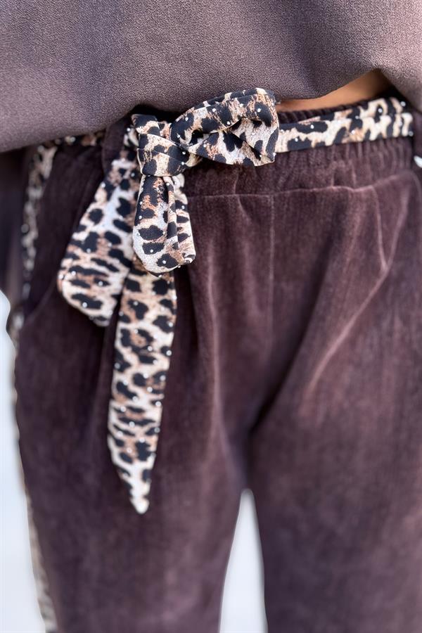 Leopar Kemer Ve Şeritli Pik Detaylı Kadife Pantolon Acı Kahve Renk