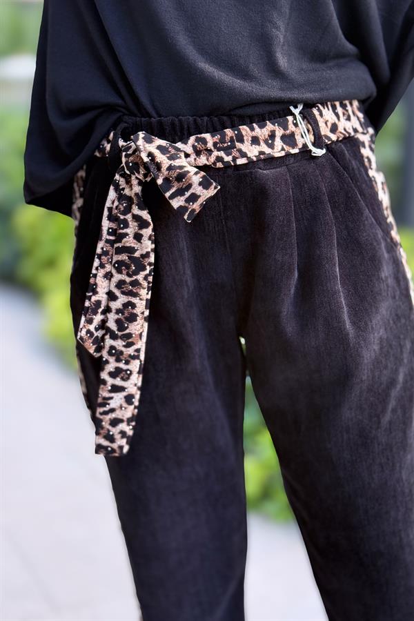 Leopar Kemer Ve Şeritli Pik Detaylı Kadife Pantolon Siyah Renk