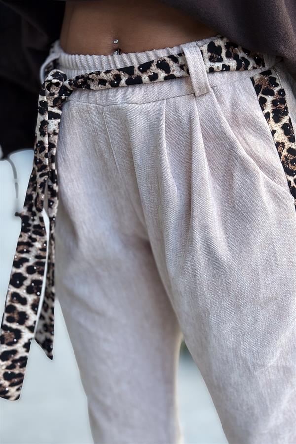 Leopar Kemer Ve Şeritli Pik Detaylı Kadife Pantolon Krem Renk