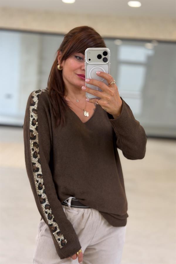 Leopar Taş Şeritli V Yaka Triko Kahverengi Renk