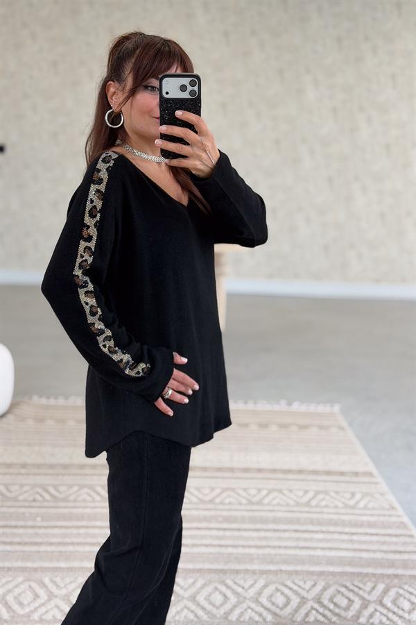 Leopar Taş Şeritli V Yaka Triko Siyah Renk