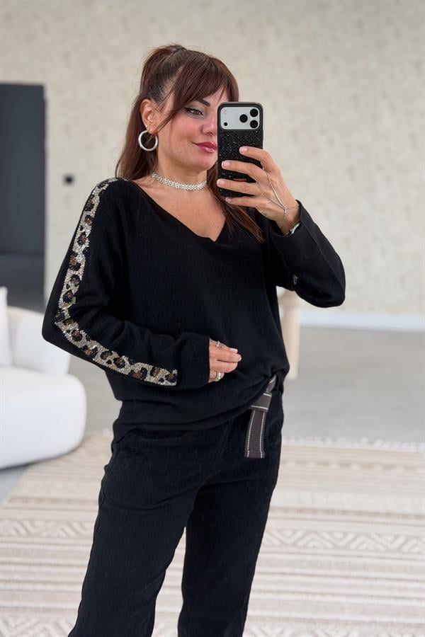 Leopar Taş Şeritli V Yaka Triko Siyah Renk