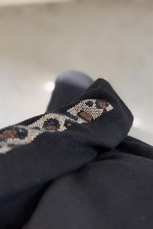 Leopar Taş Şeritli V Yaka Triko Siyah Renk