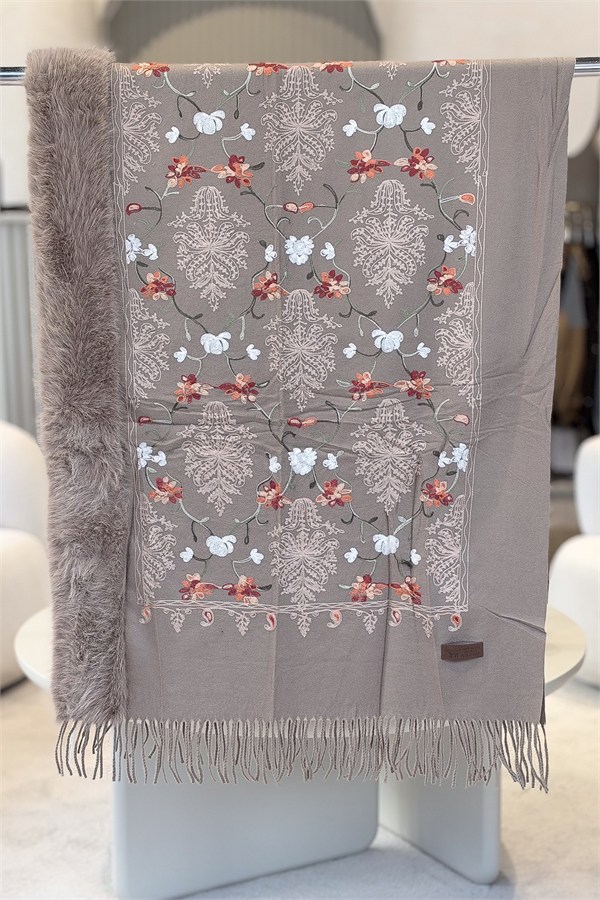 Motif Desen Nakış İşlemeli Kürklü Şal Açık Vizon Renk