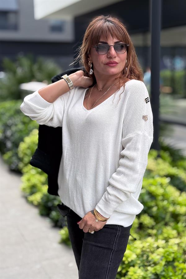 Omuzları Broş Detaylı Petek Dokulu V Yaka Triko Krem Renk