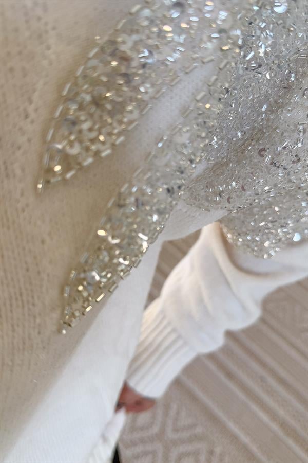 Omuzları Taş Boncuk İşlemeli Premium Kazak Krem Renk