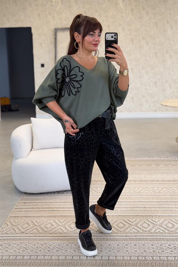 Omzu Çiçek Detaylı Yarasakol V Yaka Triko Haki Renk