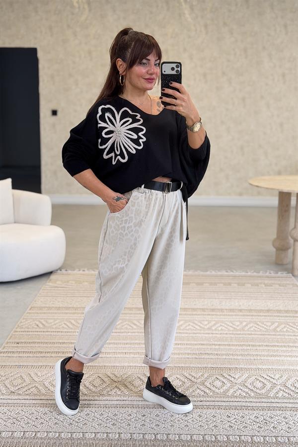 Omzu Çiçek Detaylı Yarasakol V Yaka Triko Siyah Renk