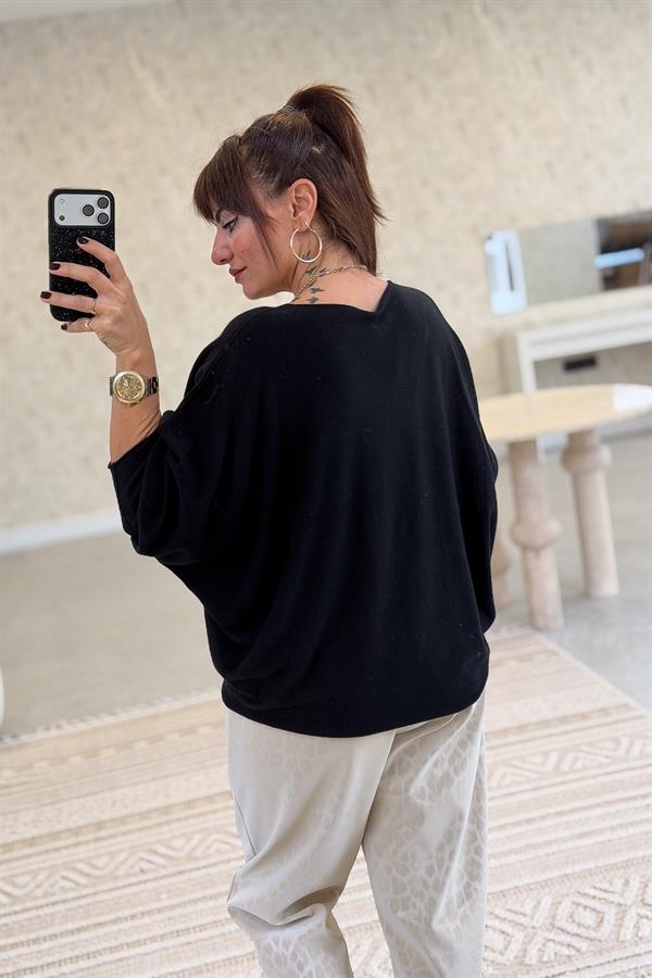 Omzu Çiçek Detaylı Yarasakol V Yaka Triko Siyah Renk