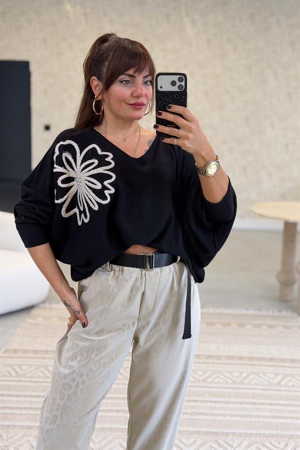 Omzu Çiçek Detaylı Yarasakol V Yaka Triko Siyah Renk