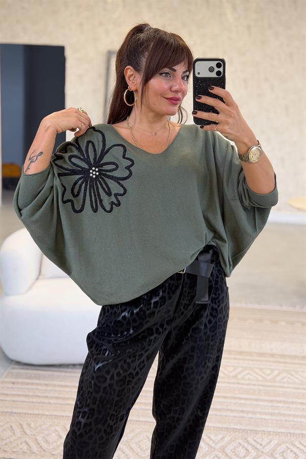Omzu Çiçek Detaylı Yarasakol V Yaka Triko Haki Renk
