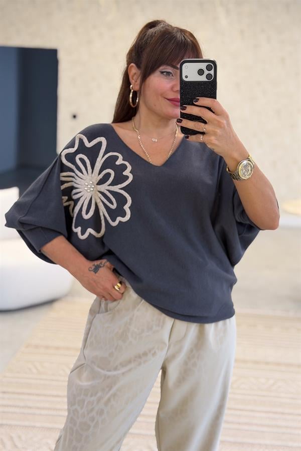 Omzu Çiçek Detaylı Yarasakol V Yaka Triko Antresit Renk