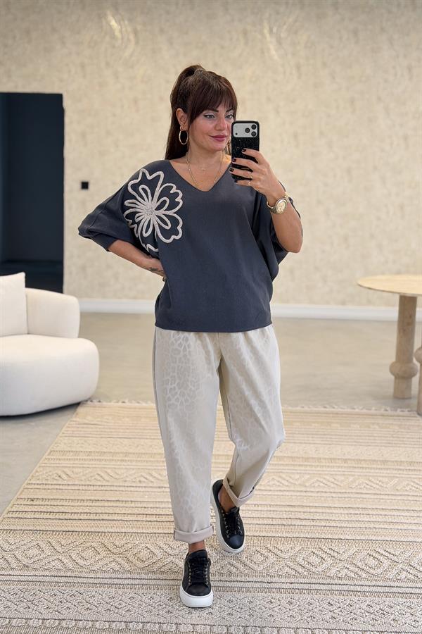 Omzu Çiçek Detaylı Yarasakol V Yaka Triko Antresit Renk