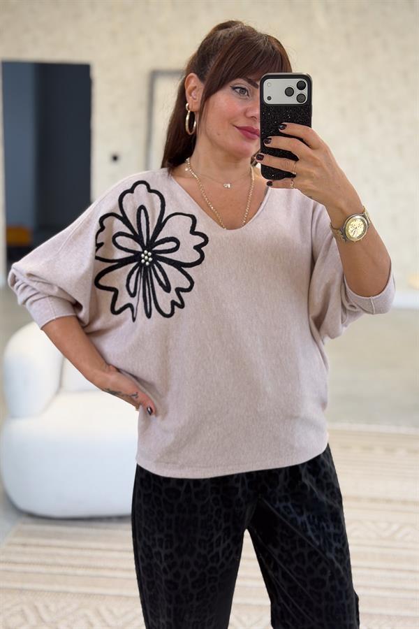 Omzu Çiçek Detaylı Yarasakol V Yaka Triko Bej Renk