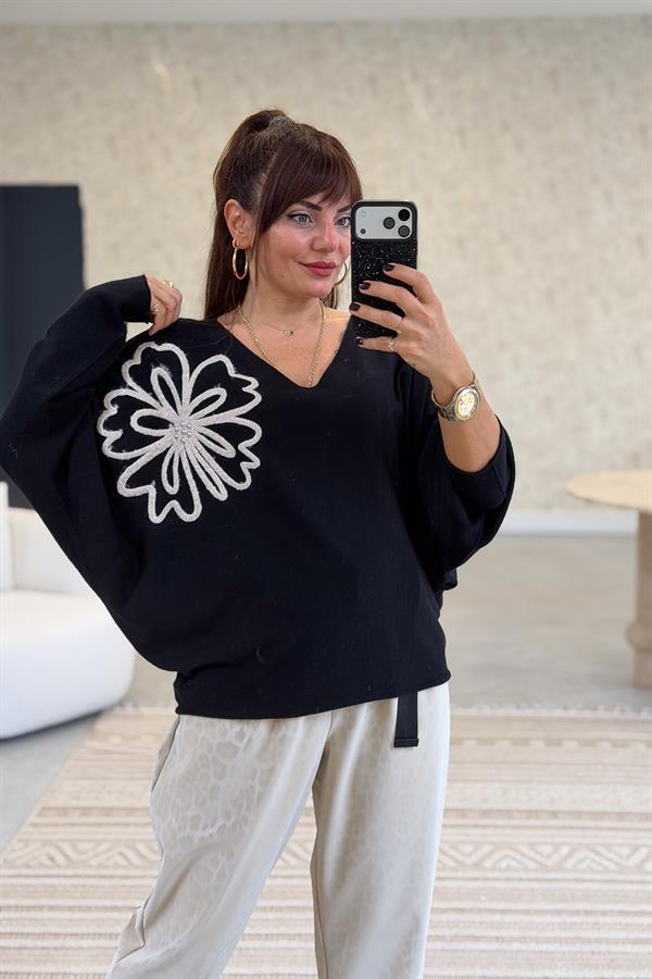 Omzu Çiçek Detaylı Yarasakol V Yaka Triko Siyah Renk