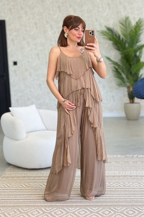 Önü Kısa Arkası Uzun Askılı İpek Bluz Ve İpek Pantolon Takım Camel Renk