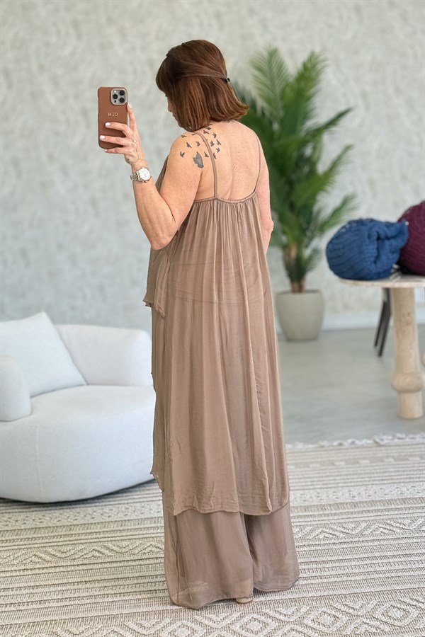 Önü Kısa Arkası Uzun Askılı İpek Bluz Ve İpek Pantolon Takım Camel Renk