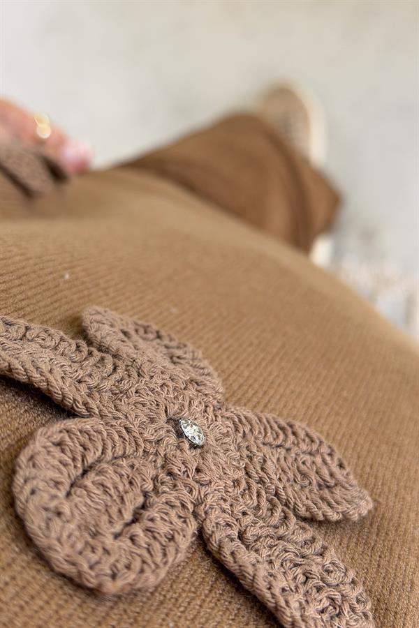 Papatya Kabartmalı V Yaka Triko Camel Renk