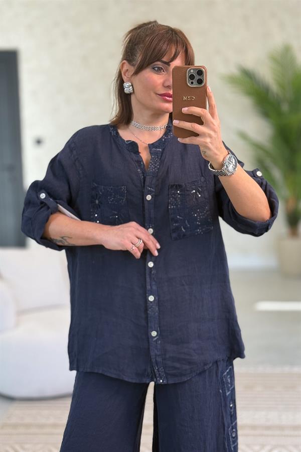 Şerit Pul Ve Çiçek Kabartmalı Gömlekli Alt Üst Keten Takım Lacivert Renk