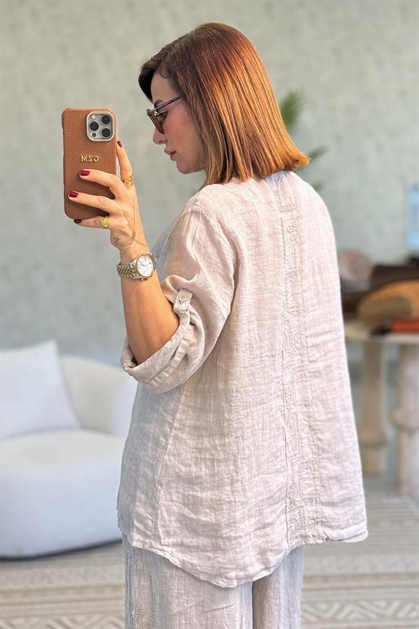 Şerit Pul Ve Çiçek Kabartmalı Gömlekli Alt Üst Keten Takım Bej Renk