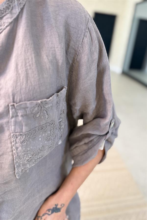 Şerit Pul Ve Çiçek Kabartmalı Gömlekli Alt Üst Keten Takım Vizon Renk