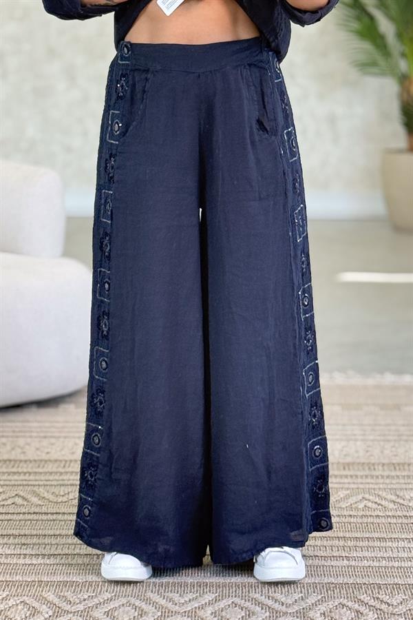 Şerit Pul Ve Çiçek Kabartmalı Gömlekli Alt Üst Keten Takım Lacivert Renk