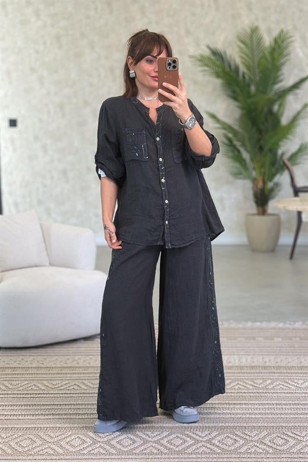 Şerit Pul Ve Çiçek Kabartmalı Gömlekli Alt Üst Keten Takım Antresit Renk