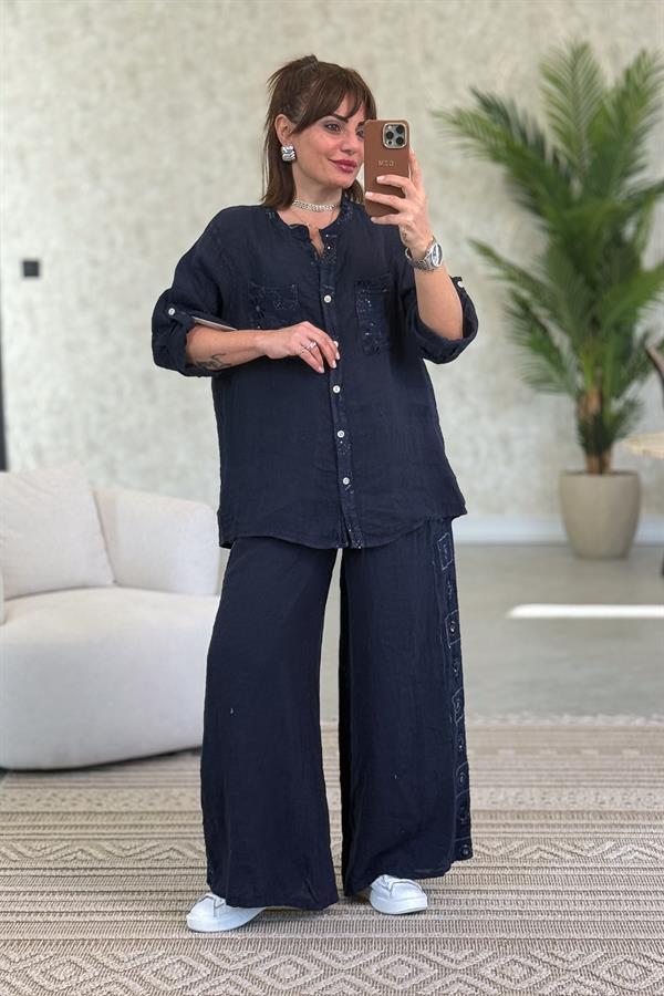Şerit Pul Ve Çiçek Kabartmalı Gömlekli Alt Üst Keten Takım Lacivert Renk