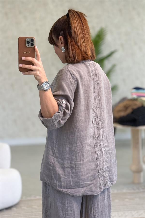 Şerit Pul Ve Çiçek Kabartmalı Gömlekli Alt Üst Keten Takım Vizon Renk