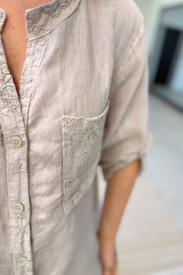 Şerit Pul Ve Çiçek Kabartmalı Gömlekli Alt Üst Keten Takım Bej Renk